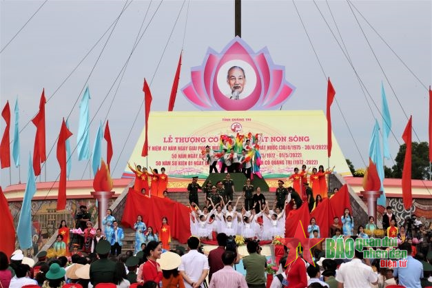 Chủ tịch nước Nguyễn Xuân Phúc dự Lễ thượng cờ “Thống nhất non sông” tại Quảng Trị